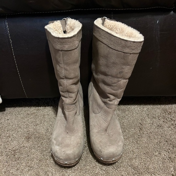 Ugg Carnegie Taupe Gray Nubuck Leather Shearling Studded Wedge Platform Boots 7 - Picture 4 of 12